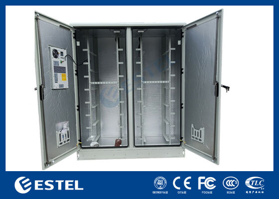 خزانة كهربائية خارجية مزدوجة المقصورات IP65 42U - RAL7035، فولاذ مجلفن 1.5 مم وبناء من الفولاذ المقاوم للصدأ SUS316 لتعزيز المتانة والحماية